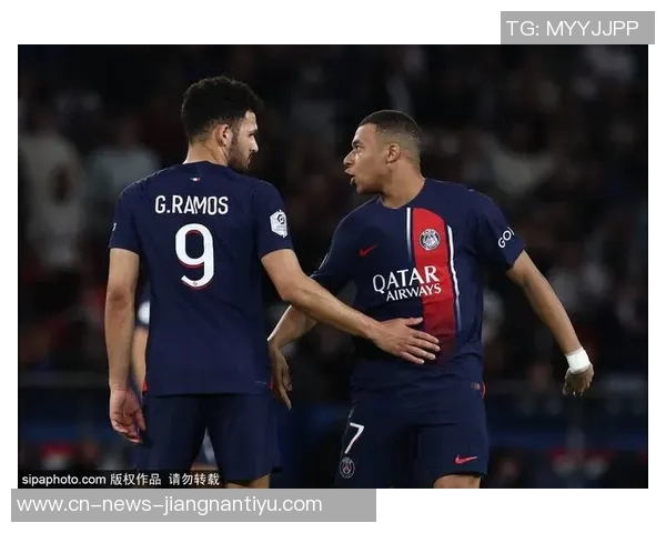 绝平巴黎伊桑与姆巴佩庆祝合影展现兄弟情深与奋斗历程